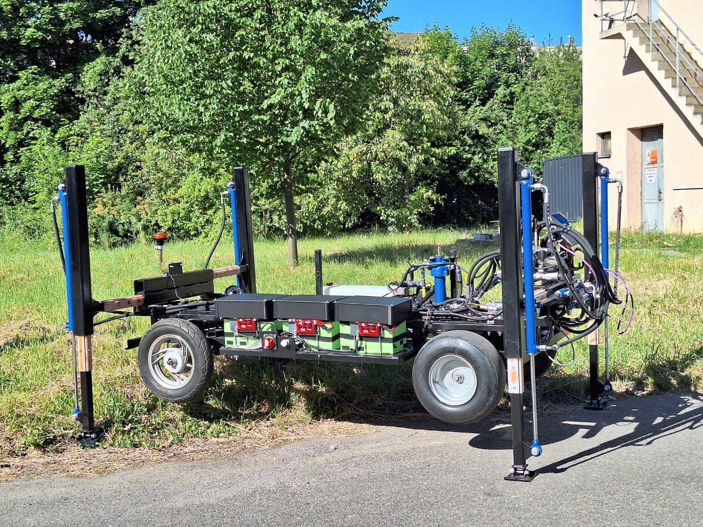 Self-leveling undercarriage